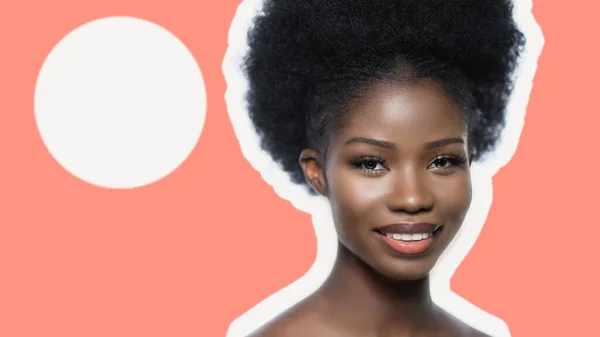 Sorrindo beleza mulher negra com coração afro — Fotografia de Stock
