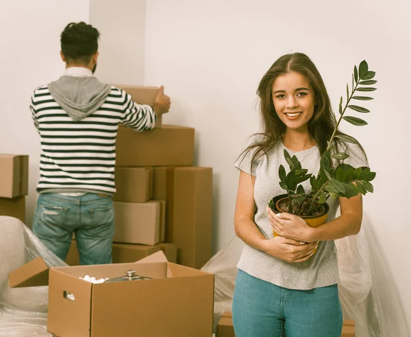 Jong koppel verhuizen naar nieuw appartement en uitpakken van vakken. — Stockfoto