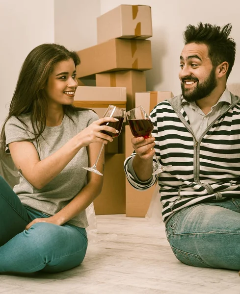 Uśmiechnięty mężczyzna i Kobieta, picia wina, aby świętować, zakup nowego domu. — Zdjęcie stockowe