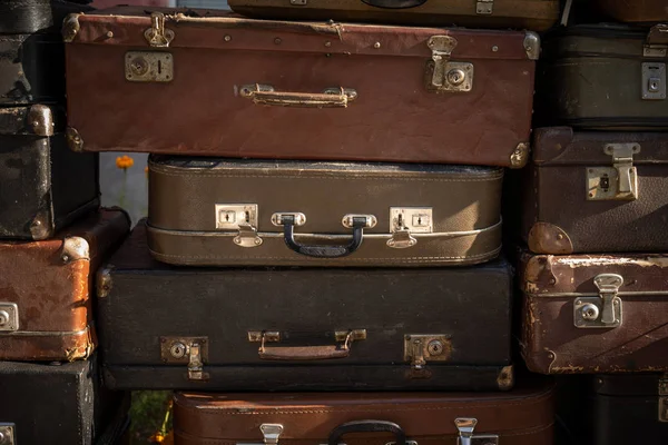 Stack of aged suitcases stacked in a heap. — Stock fotografie