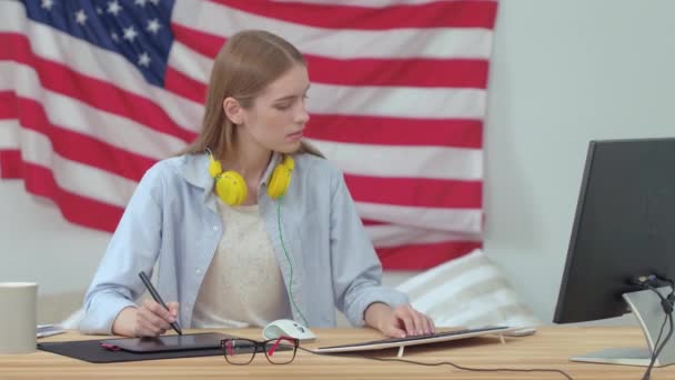 Blond grafisk designer Mottagande telefonsamtal arbetar på datorn — Stockvideo