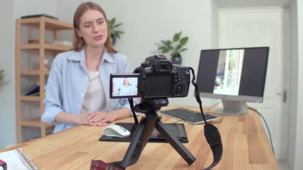 Chica rubia joven haciendo vídeo para su trabajo y viajes Blog — Vídeos de Stock