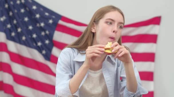 Hermosa chica rubia disfrutando de comer un sándwich — Vídeos de Stock