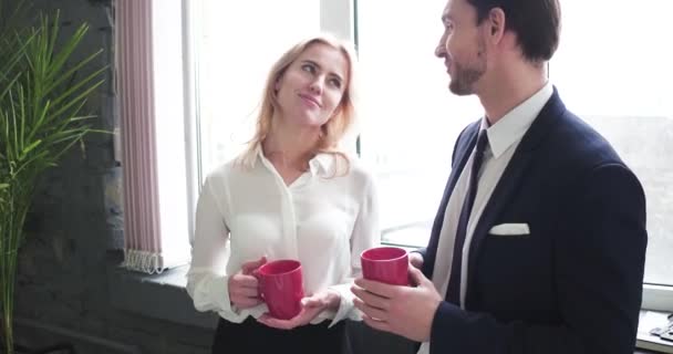 Mladá žena flirtuje s mužem v práci — Stock video