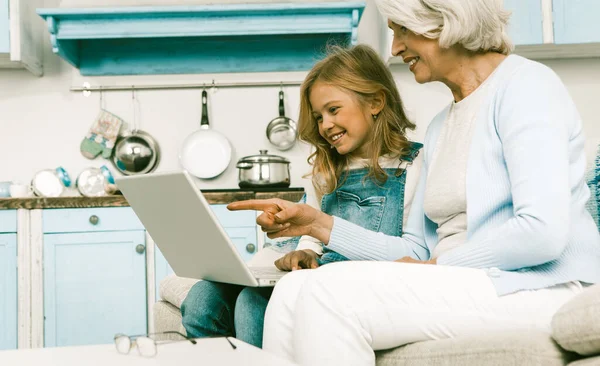 Happy Granny And Adorable Little Girl Using Laptop — Stockfoto