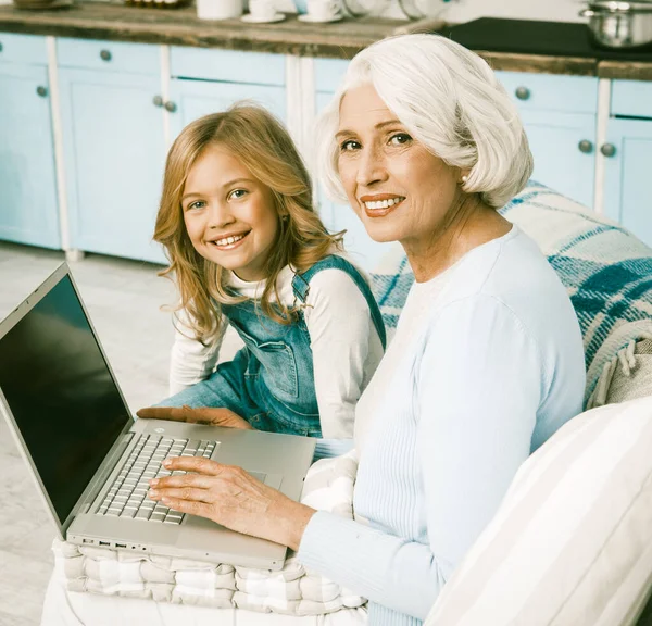 Adorable Granny And Little Girl Using Laptop — ストック写真
