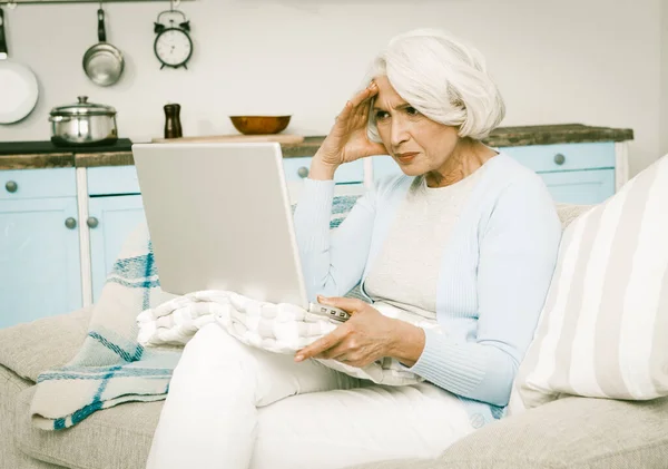 Nonna che utilizza il computer portatile — Foto Stock