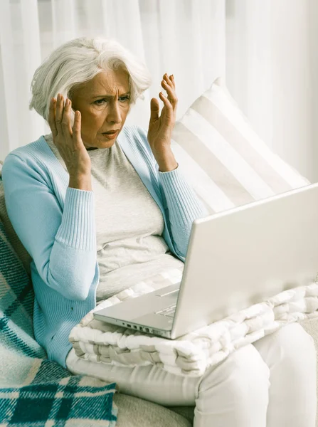 Femme âgée frustrée ayant des difficultés à utiliser un ordinateur portable — Photo