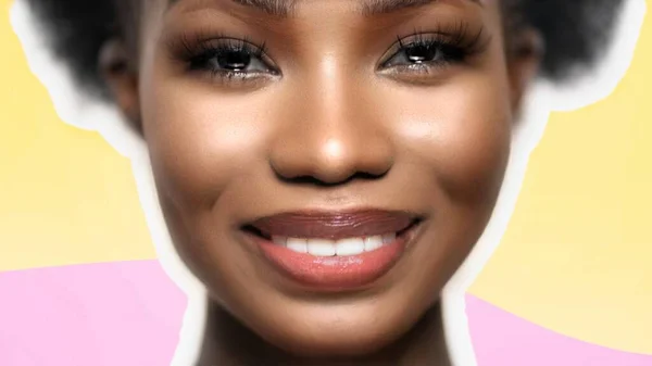 Senyum Bahagia Of African Woman Close Up — Stok Foto