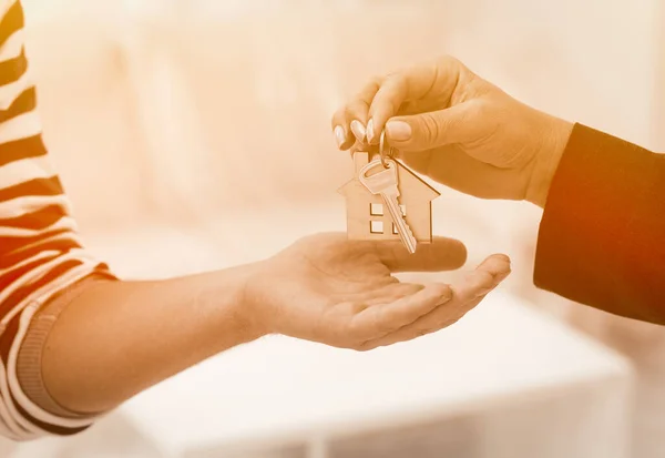 Nära upp skott av händer ger nycklar till en lägenhet. — Stockfoto