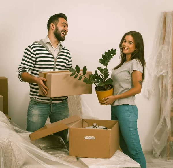 Homem e mulher se movendo em uma nova casa . — Fotografia de Stock