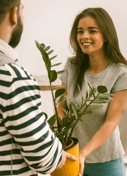 Unga lycklig familj flyttar i nya hem. — Stockfoto