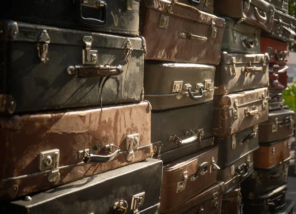 Vintage suitcases stacked in a heap — Stock fotografie