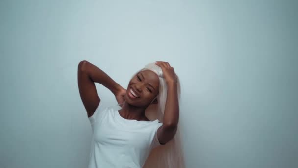 Afrikai szexi lány fehér haj fehér — Stock videók