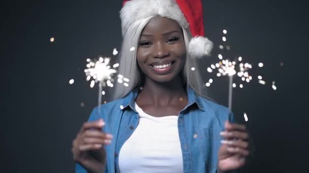 Afrikansk sexet kvinde med hvidt hår glædelig jul – Stock-video