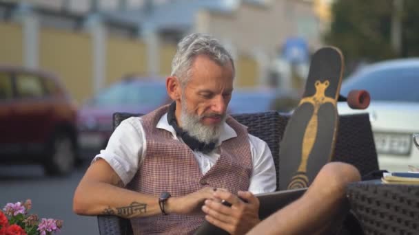 Çekici Sakallı Patenci Sity Cafe 'de Tabletle Rahatlıyor — Stok video