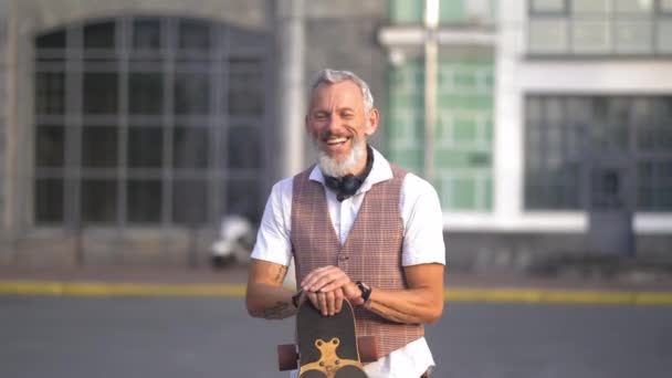Lichte huid aantrekkelijke bebaarde man die plezier hebben met het vasthouden van een longboard — Stockvideo