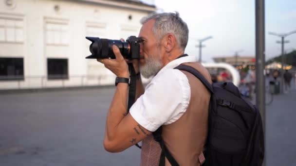 매력적 인 남자가 여행하는 동안 디지털 카메라로 사진을 찍는다 — 비디오