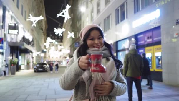 Mooi aziatische volwassen vrouw het nemen van selfies bij kerstmis stad — Stockvideo