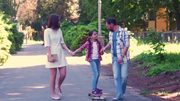 Tiempo en familia juntos en el parque de verano — Vídeo de stock