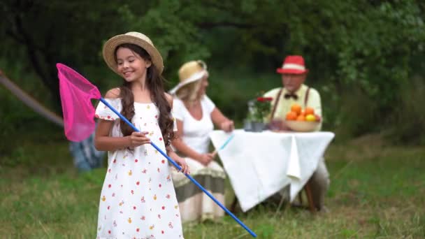 Elbűvölő fiatal lány rózsaszín pillangó hálóval — Stock videók