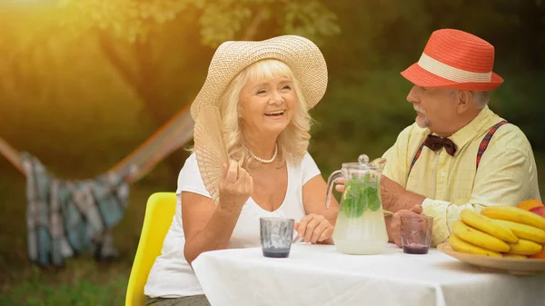 Heureux couple de personnes âgées appréciant l'autre Compagnie — Photo