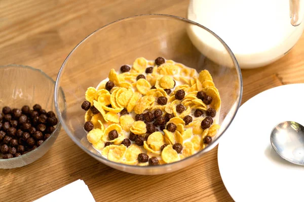 Cuenco de hojuelas de maíz con cereales y leche — Foto de Stock