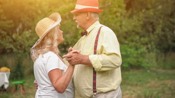 Couple âgé dansant dans le jardin — Photo