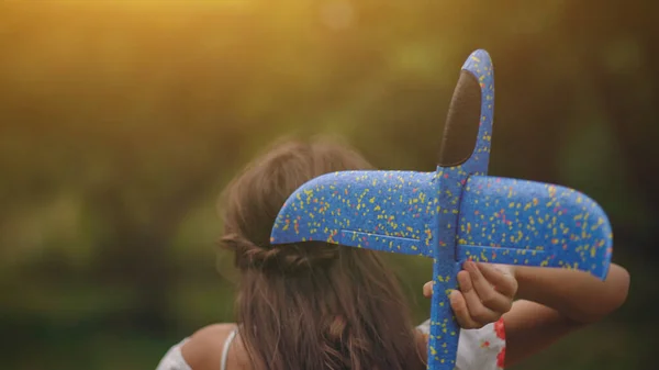 A Pretty Girl Is Playing With A Toy Airplane — Zdjęcie stockowe