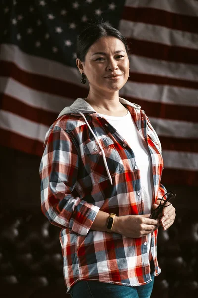 American Patriotic Woman Sorrisos alegres nas Américas Bandeira de volta — Fotografia de Stock