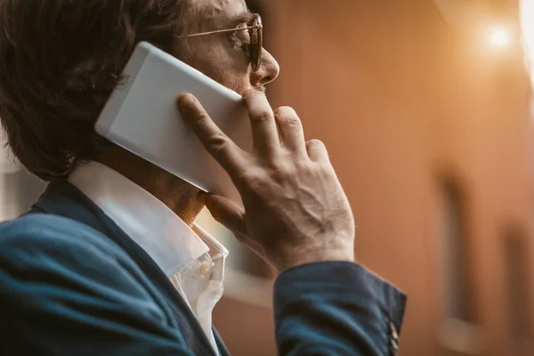 Επιχειρηματίας μιλάει σε ένα τηλέφωνο έξω από το επιχειρηματικό κέντρο — Φωτογραφία Αρχείου