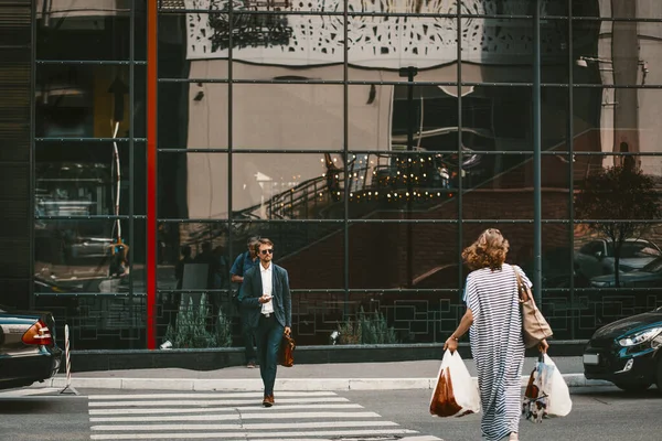 Snygg affärsman som går på gatan — Stockfoto