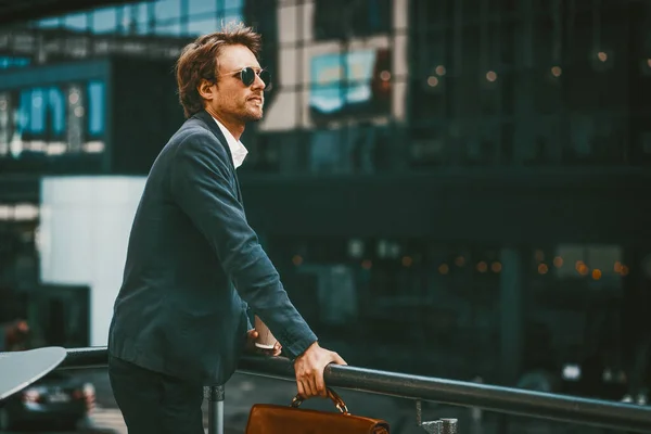 Affärsman stående i en blå sute på en frisk luft bredvid businesscenter — Stockfoto