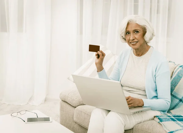 Pretty Senior Lady Holding Kartu Kredit Untuk Membayar Tagihan Melalui Internet — Stok Foto