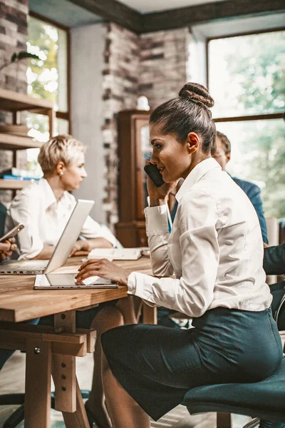 Travail d'équipe réussi des jeunes entrepreneurs — Photo