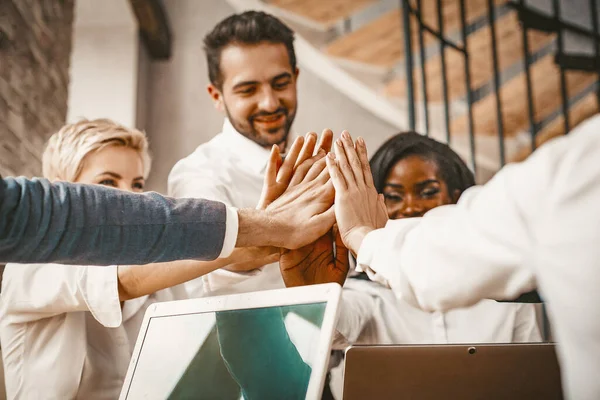 Cinco altos da equipe de negócios multi étnica no escritório — Fotografia de Stock