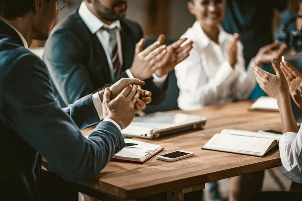 Pessoas de negócios se candidatam após Brainstorming bem sucedido — Fotografia de Stock