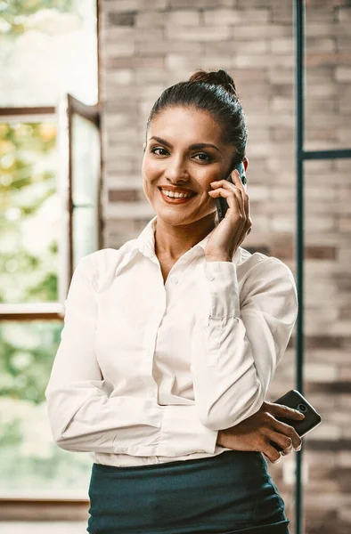 Wesoły Biznes kobieta Korzystanie Telefon w biurze Wnętrze — Zdjęcie stockowe