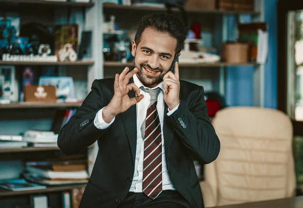 Pomyślny Busy Business Man pokazuje Ok Korzystanie z telefonu — Zdjęcie stockowe