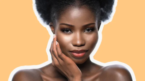 Досить темношкіра жінка ізольована на персиковому кольорі Назад — стокове фото