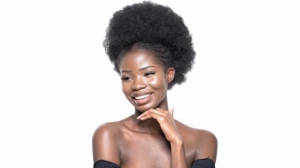 Bonita modelo afroamericana sonriendo y posando — Vídeo de stock