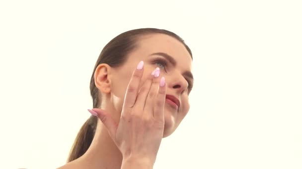 Close Up de cuidados com a pele muito feminino — Vídeo de Stock