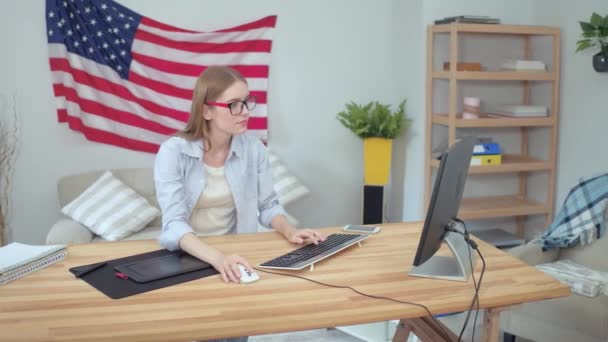 Studentin Mädchen entspannte Arbeit mit einem Computer — Stockvideo