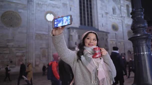 Красивая азиатка делает селфи наслаждаясь отпуском на Рождество в Европе — стоковое видео