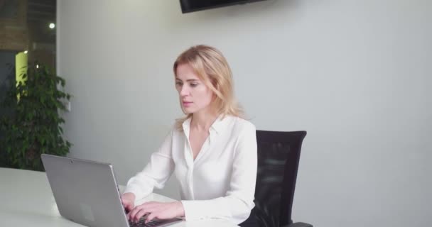 Žena trpí šéf sexuální obtěžování blondýny kolegyně — Stock video