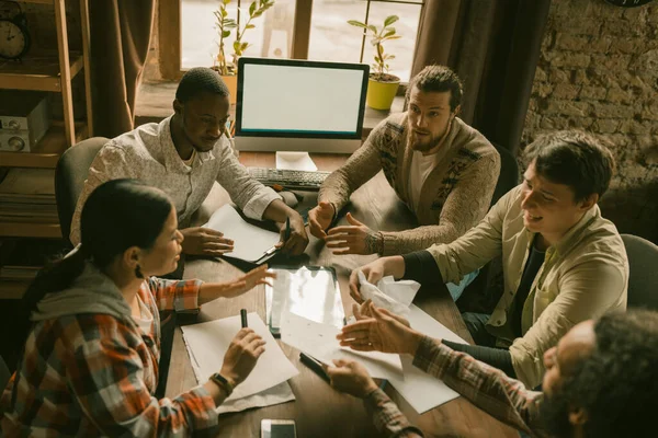 Grupo de pessoas discutindo ideias no espaço de co-trabalho — Fotografia de Stock