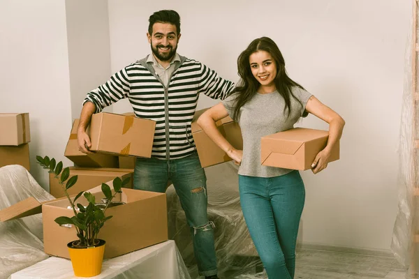 Casal jovem está se mudando para casa nova com muitas caixas — Fotografia de Stock