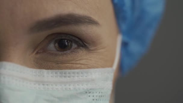수술 마스크를 쓴 미소짓는 간호사나 의사의 눈 — 비디오