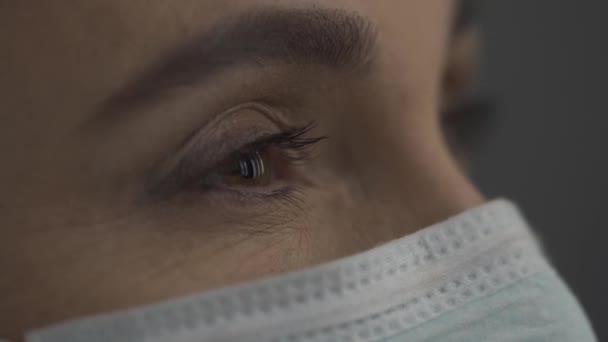 Augen eines Frauenarztes mittleren Alters. Blick von der Seite. — Stockvideo