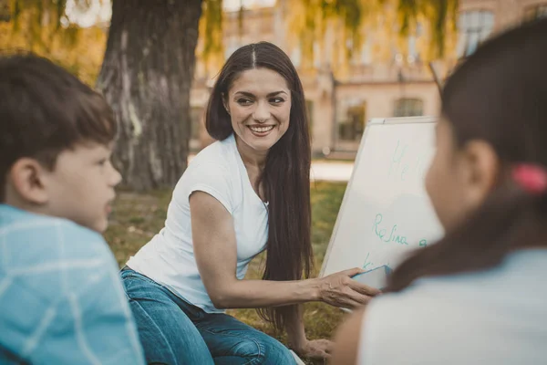 Insegnante femminile con bordo bianco all'aperto — Foto Stock